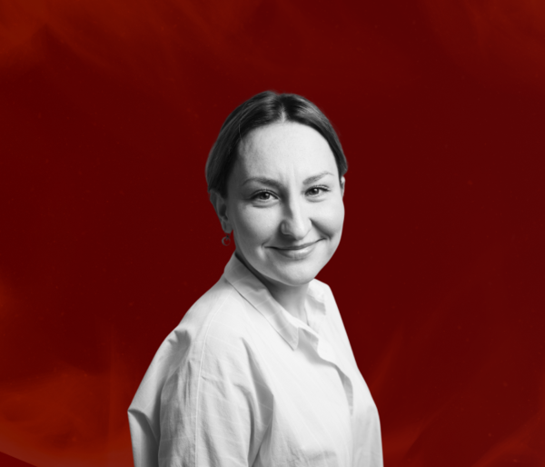 «Один из главных героев — пожар». Евгения Овчинникова — о романе «Сквозь огонь»